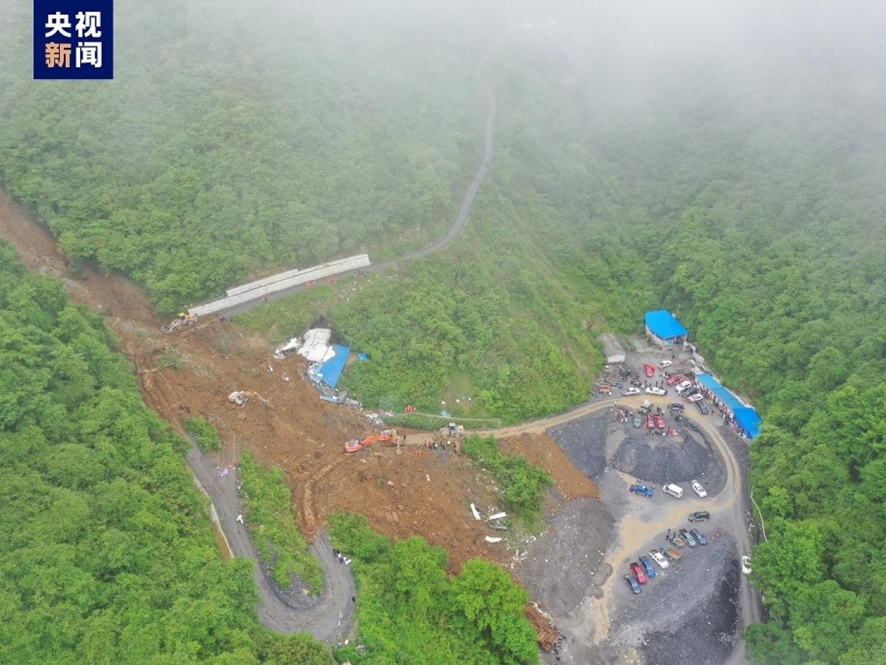 四川省樂山市金口河區發生山泥傾瀉，掩埋一間礦業公司的部分生產生活設施、車輛等。（央視新聞圖片）